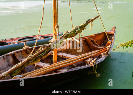 Un frammento di una artigianale di barca di legno vicino al moderk kayak. Parte di una piccola drakkar, assemblato sulla base di la vela-navi a remi dell'Età dei Vichinghi. Foto Stock