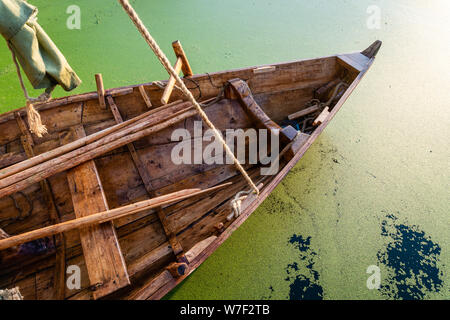 Prua di una barca di legno. Un frammento di una artigianale di imbarcazione in legno, assemblato sulla base di la vela-navi a remi del periodo vichingo. Fa parte di una piccola drakkar. Foto Stock