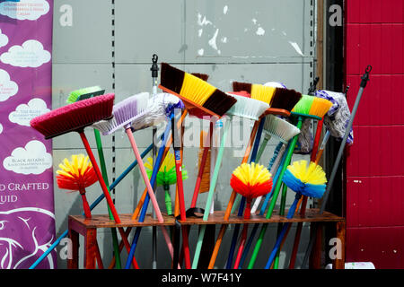 Spazzole colorate in vendita al di fuori di un negozio Foto Stock