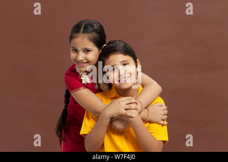 Ritratto di due bambini sorridenti Foto Stock