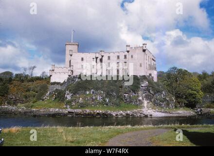 Il castello di Dunvegan dal lato Seaward, Isola di Skye in Scozia, xx secolo. Creatore: CM Dixon. Foto Stock