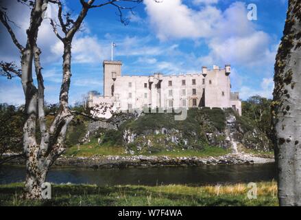 Il castello di Dunvegan, Isola di Skye in Scozia, xx secolo. Artista: CM Dixon. Foto Stock