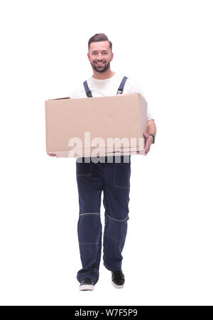 In piena crescita. uomo sorridente porta una grande scatola di cartone Foto Stock