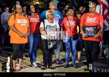 I superstiti della pistola della violenza - Newyorkesi pistola contro la violenza, la gioventù contro pistole, omosessuali contro pistole, Borough Presidente Eric L. Adams, diritti civili avvocato Norman Siegel, Alessandria Ocasio Cortez, numerosi i rappresentanti locali eletti e gli altri sostenitori si sono radunati per una veglia a lume di candela in Prospect Park il 5 agosto 2019 a piangere le vite perdute durante gli ultimi tiri di massa in Brownsville, Dayton, El Paso e Gilroy, denunciando l ondata di violenza pistola in tutta la città e il paese, e invitando i legislatori a livello federale di emanare pistola reale riforma. (Foto di Erik McGregor/Pacific Stampa) Foto Stock