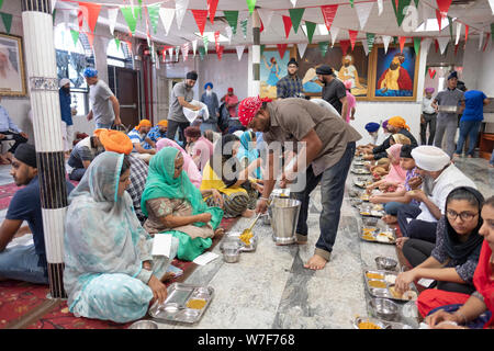 Un langar in un tempio sikh dove chiunque ne faccia richiesta può ottenere gratuitamente un pasto vegetariano. In Richmond Hill, Queens, a New York City. Foto Stock