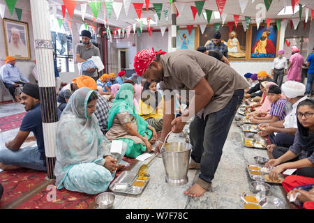 Un langar in un tempio sikh dove chiunque ne faccia richiesta può ottenere gratuitamente un pasto vegetariano. In Richmond Hill, Queens, a New York City. Foto Stock