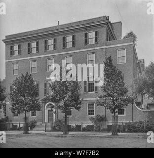 Ingresso anteriore su East 57th Street, casa della signora WK Vanderbilt, New York City, 1924. Artista: sconosciuto. Foto Stock