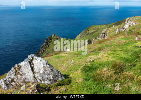 Costa frastagliata visto dalla torre Eask sulla collina Ballymacadoyle sulla penisola di Dingle, nella contea di Kerry, Repubblica di Irlanda Foto Stock