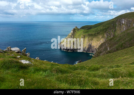 Baia riparata sotto Eask torre sulla collina Ballymacadoyle sulla penisola di Dingle, nella contea di Kerry, Repubblica di Irlanda Foto Stock