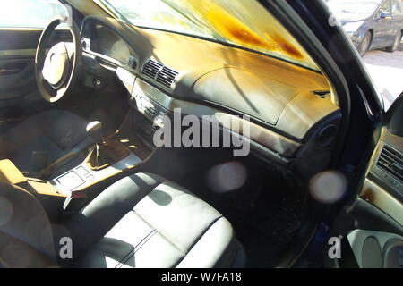 Bruciato auto all'interno della cabina. parabrezza in fumo. Foto Stock