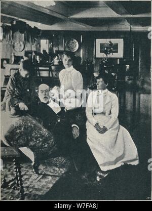 "Capitano Bourchier, sua figlia, e Grand-Daughter', c1900, (1910). Artista: sconosciuto. Foto Stock