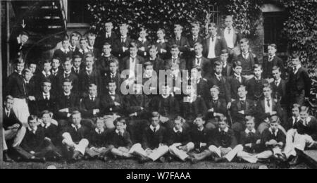 Winston Churchill in una fotografia di gruppo a scuola di Harrow, c1889, (1945). Artista: sconosciuto. Foto Stock