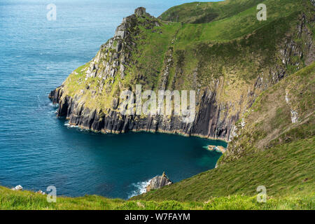 Baia riparata sotto Eask torre sulla collina Ballymacadoyle sulla penisola di Dingle, nella contea di Kerry, Repubblica di Irlanda Foto Stock