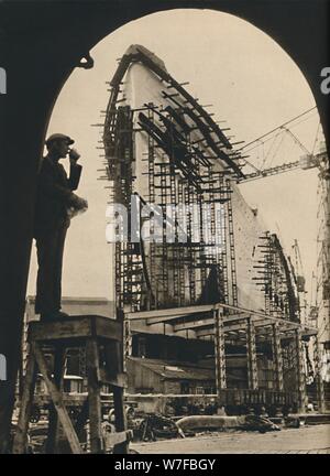 'L'imponente scafo, parzialmente collocate", 1930-1934, (1936). Artista: sconosciuto. Foto Stock