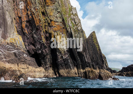 Costa frastagliata di seguito Ballymacadoyle Hill visto dalla barca - Penisola di Dingle, nella contea di Kerry, Repubblica di Irlanda Foto Stock