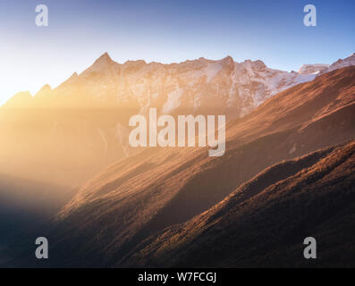 Belle montagne con cime innevate alla mattina di sole in Nepal Foto Stock