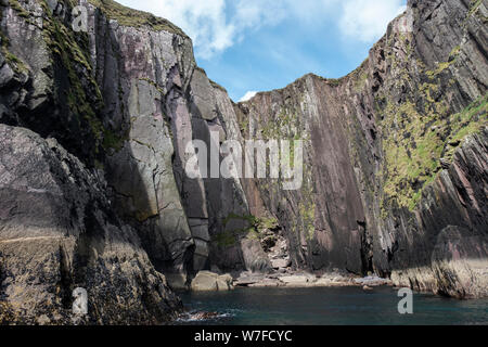 Costa frastagliata di seguito Ballymacadoyle Hill visto dalla barca - Penisola di Dingle, nella contea di Kerry, Repubblica di Irlanda Foto Stock