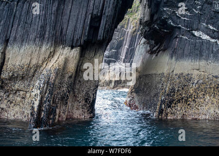 Arco di mare visto dalla barca - Penisola di Dingle, nella contea di Kerry, Repubblica di Irlanda Foto Stock