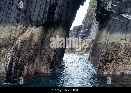 Arco di mare visto dalla barca - Penisola di Dingle, nella contea di Kerry, Repubblica di Irlanda Foto Stock