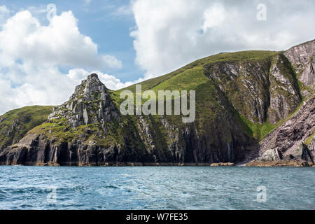 Costa frastagliata di seguito Ballymacadoyle Hill visto dalla barca - Penisola di Dingle, nella contea di Kerry, Repubblica di Irlanda Foto Stock