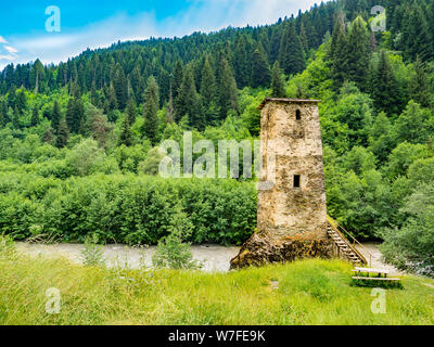 Torre Svan in campagna Svaneti, Georgia Foto Stock