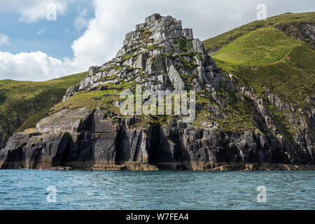 Costa frastagliata di seguito Ballymacadoyle Hill visto dalla barca - Penisola di Dingle, nella contea di Kerry, Repubblica di Irlanda Foto Stock