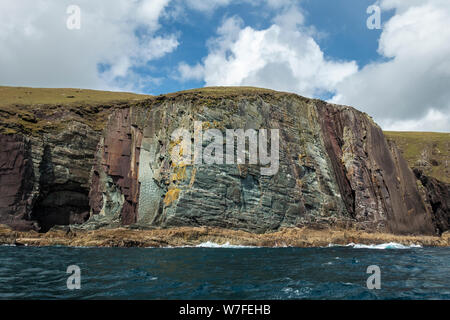 Costa frastagliata di seguito Ballymacadoyle Hill visto dalla barca - Penisola di Dingle, nella contea di Kerry, Repubblica di Irlanda Foto Stock