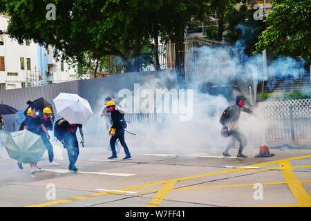 Hong Kong, Cina. 05th, Agosto 2019. Hong Kong tumulti continuare in più di 15 distretti durante lo sciopero generale. Qui la polizia distribuire gas lacrimogeni per disperdere i manifestanti a Tsuwn Wan. Foto Stock