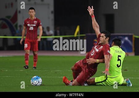 Tomoaki Makino del Giappone del Urawa Red Diamonds, destra, sfide di calcio brasiliano player Givanildo Vieira de Sousa, meglio noto come Hulk, della Cina Foto Stock