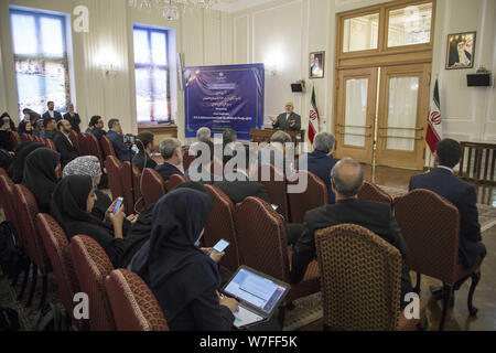 Il 5 agosto 2019, Teheran, Teheran, Iran: Ministro degli Esteri iraniano Mohammad Javad Zarif parla durante una conferenza stampa nella capitale Teheran. (Credito Immagine: © Rouzbeh Fouladi/ZUMA filo) Foto Stock