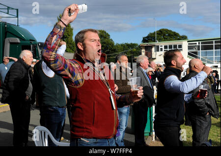 Jump racing torna a Hereford Racecourse, giovedì 6 ottobre, 2016. Celebrando un vincitore in gara 4. Foto Stock