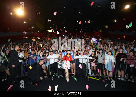 Attrice cinese Fan Bingbing pone per le foto con ventole ad una riunione della ventola per il suo nuovo film 'Sky Hunter' nella città di Dalian, a nord-est della Cina di Liaoning pr Foto Stock