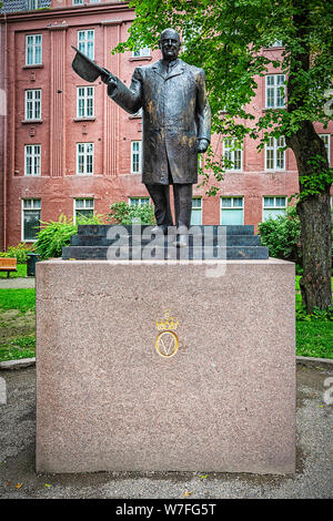 La scultura mostra il re venendo incontro a noi con i messaggi di saluto, come il re di tutti i Norvegesi. Foto Stock