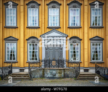 Stiftsgarden è la residenza reale di Trondheim, Norvegia. È situato in una posizione centrale della città più importante arteria. Foto Stock