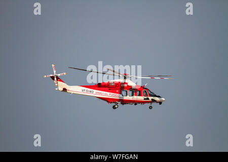 Fire fighter's elicottero AgustaWestland AW139 (VF-140) in volo fotografato a Malpensa, Milano, Italia Foto Stock