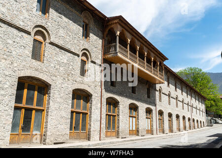 Sheki, Azerbaigian - Aprile 29, 2019. Vista esterna del Karavansaray inferiore edificio di Sheki, Azerbaigian. La costruzione risale al XVIII secolo. Foto Stock