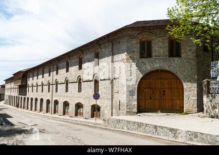 Sheki, Azerbaigian - Aprile 29, 2019. Vista esterna del Karavansaray inferiore edificio di Sheki, Azerbaigian. La costruzione risale al XVIII secolo. Foto Stock