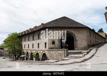 Sheki, Azerbaigian - Aprile 29, 2019. Vista esterna del Karavansaray edificio di Sheki, Azerbaigian. La costruzione risale al XVIII secolo. Foto Stock