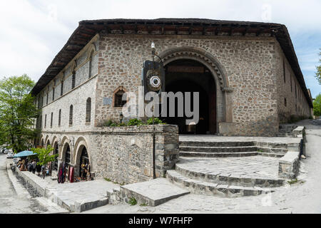 Sheki, Azerbaigian - Aprile 29, 2019. Vista esterna del Karavansaray edificio di Sheki, Azerbaigian. La costruzione risale al XVIII secolo. Foto Stock