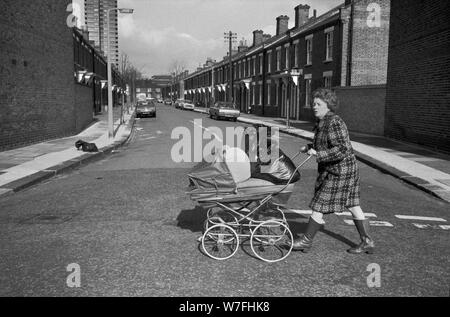 Lavanderia pubblica degli anni settanta UK . Le donne che prendono i loro sporchi abiti usati per una lavanderia pubblica per averle lavate. Riforma Street ,Battersea Londra sud 1979 70s Inghilterra HOMER SYKES Foto Stock