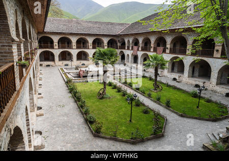 Sheki, Azerbaigian - Aprile 29, 2019. Cortile del Palazzo Karavansaray in Sheki, Azerbaigian. La costruzione risale al XVIII secolo. Foto Stock