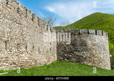 Sheki, Azerbaigian - Aprile 29, 2019. Vista esterna delle pareti di Sheki fortezza nel Sheki, Azerbaigian. Foto Stock