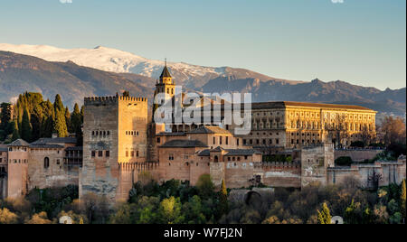 Vista del Palazzo dell'Alhambra di Granada, Spagna in Europa Foto Stock