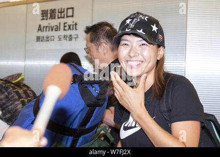 Tokyo, Giappone. Il 6 agosto, 2019. Hinako Shibuno, Giapponese professional golfer, che ha vinto il 2019 Donna British Open, arriva a Tokyo International Airport. Credito: Rodrigo Reyes Marin/ZUMA filo/Alamy Live News Foto Stock