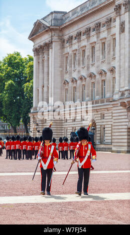 Soldati in tradizionale divisa rossa, membri della Regina della Guardia, sulla parade presso la cerimonia del Cambio della Guardia a Buckingham Palace di Londra Foto Stock