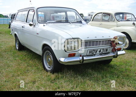 Un 1971 Ford Escort Mk1 station wagon parcheggiata sul display a Torbay fiera del vapore, Churston, Devon, Inghilterra. Regno Unito. Foto Stock