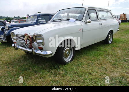 Un 1971 Ford Escort Mk1 station wagon parcheggiata sul display a Torbay fiera del vapore, Churston, Devon, Inghilterra. Regno Unito. Foto Stock