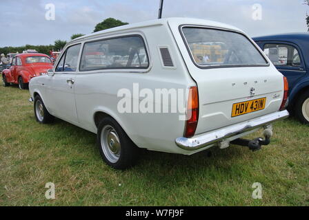 Un 1971 Ford Escort Mk1 station wagon parcheggiata sul display a Torbay fiera del vapore, Churston, Devon, Inghilterra. Regno Unito. Foto Stock