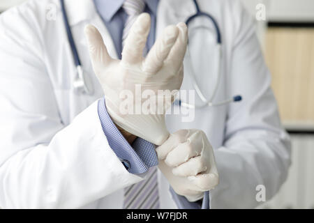 Il medico in ufficio mette su bianco Foto Stock