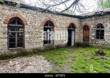 Basqal, Ismayilli regione, Azerbaigian - Aprile 30, 2019. Bruciato e rovinato la moschea, risalente al XVI secolo, in Basqal insediamento di Ismailli ri Foto Stock